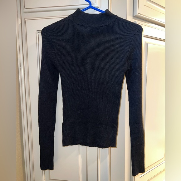 Forever 21 black sweater with cut out - Picture 3 of 10